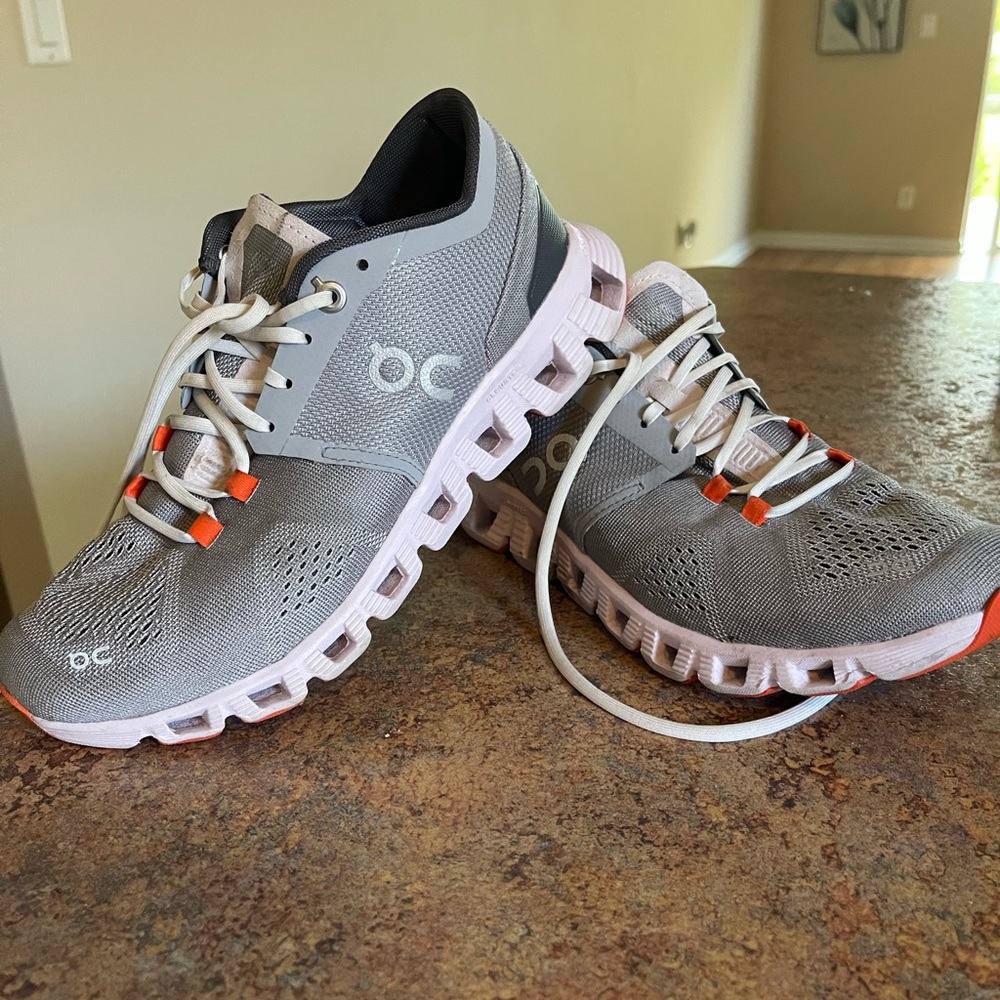 ON Cloud Running Shoe - size 6.5 W grey/pink